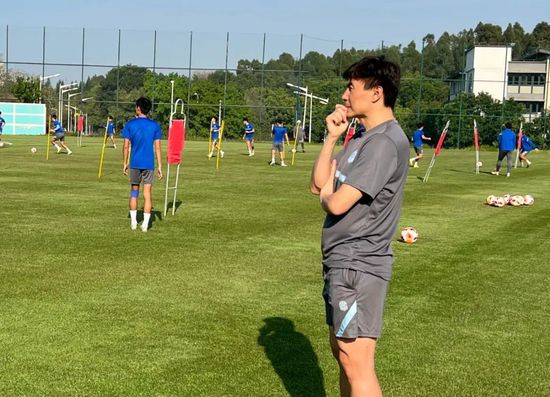 为签下埃尔马斯，莱比锡已经向那不勒斯报价2500万欧元。